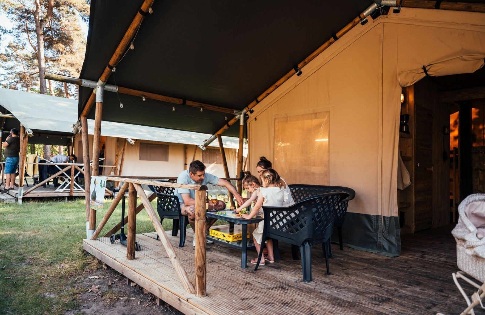 Familie vor Safarizelt Ferienpark Eindhoven