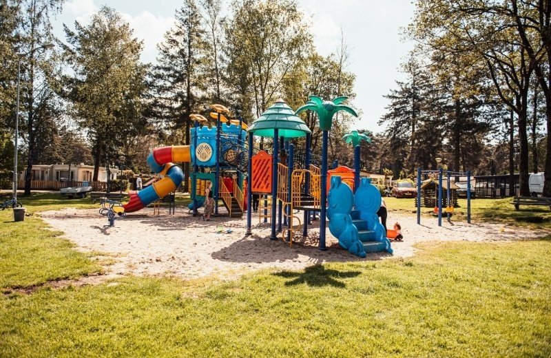 Spelen in de speeltuin vessem