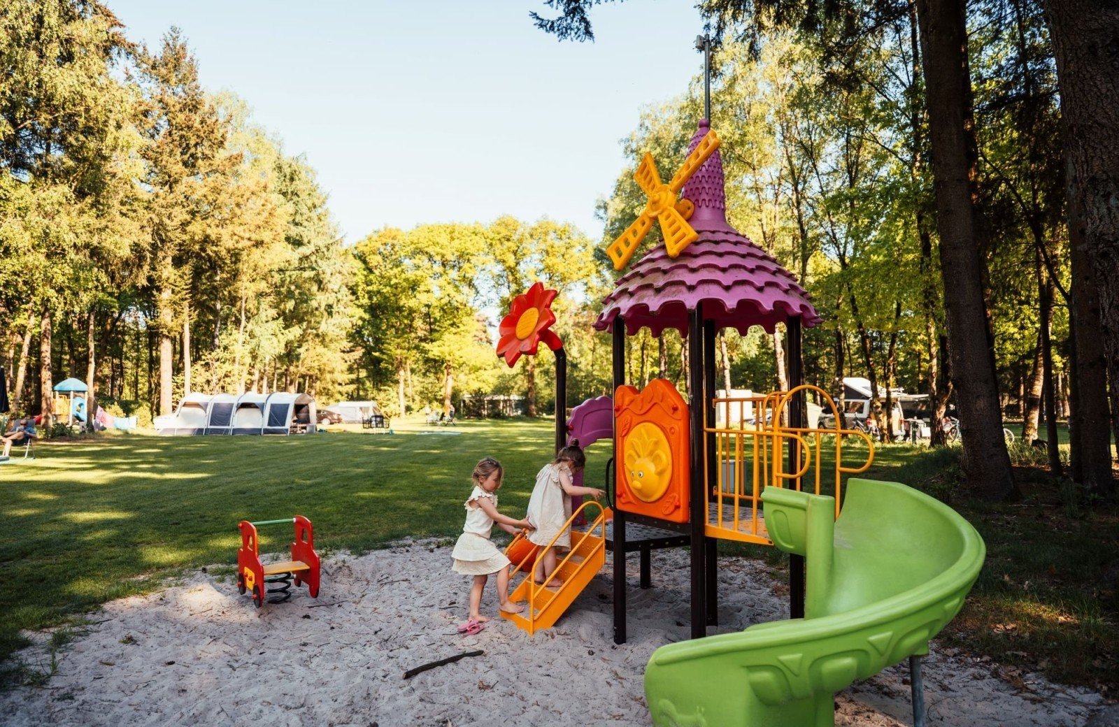 Kinder auf Spielplatz Ferienpark Eindhoven